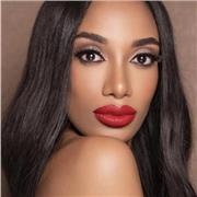 Profesora de español imparte clase a mayores de edad y niños/as